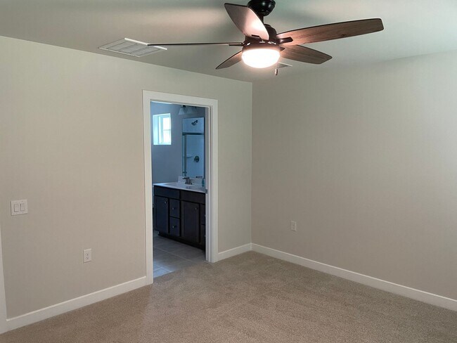 Building Photo - 3 Bedroom 2 Bathroom House In Hickman's Cr...