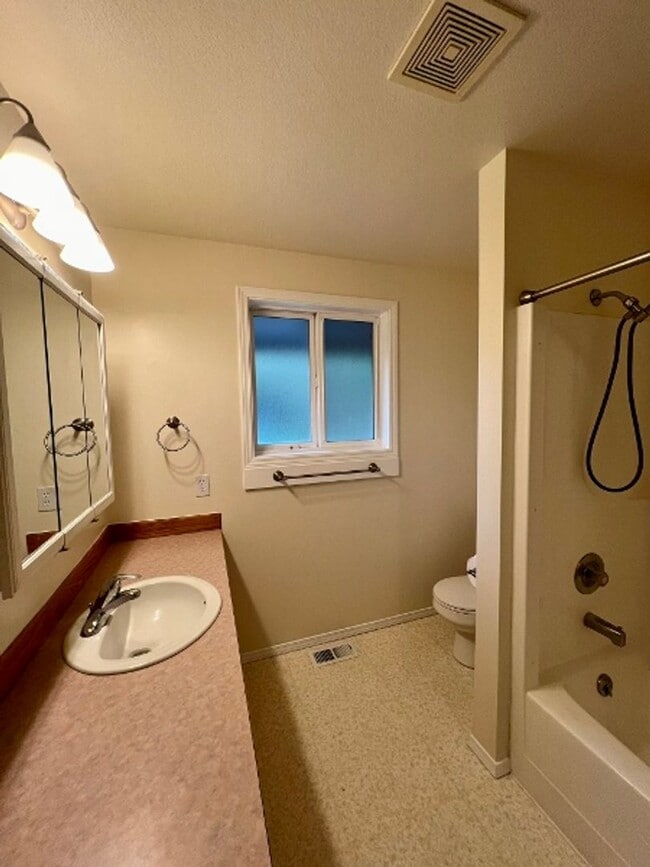 Building Photo - Renovated 3BD w/ Large Shop