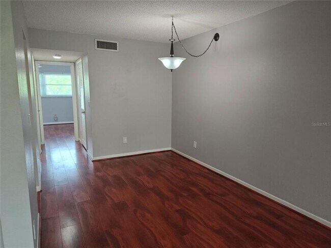 Building Photo - 2525 W Bay Dr