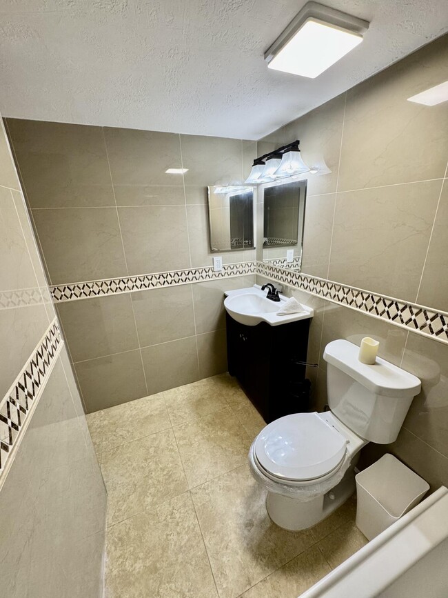 Building Photo - 10008 Twin Lakes Dr