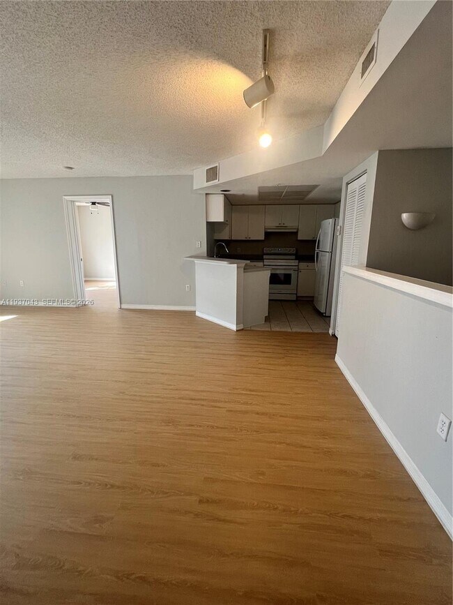 Building Photo - 2033 SE 10th Ave