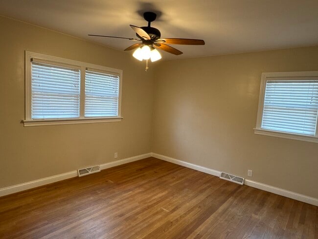 Building Photo - 233 Manor Dr