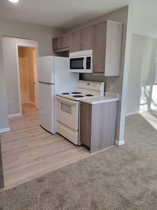 Building Photo - 1 Bedroom Triplex Unit