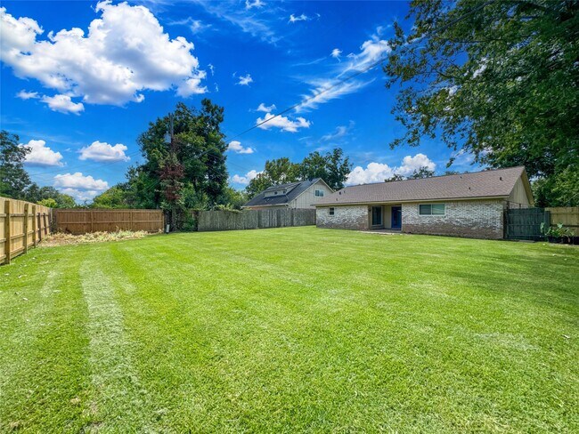 Building Photo - 217 Mary Ann Dr
