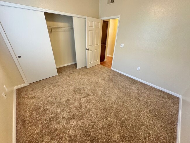 Building Photo - SPACIOUS 3 BEDROOM 2 FULL BATH CONDO IN GA...