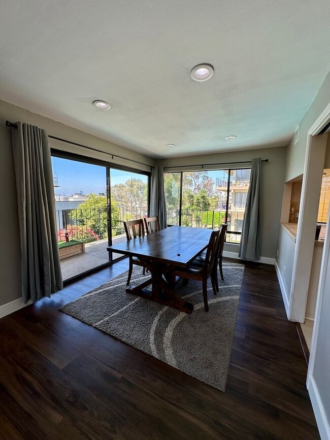 Building Photo - Huge 2 Bedroom 2 Bath Available For Immedi...