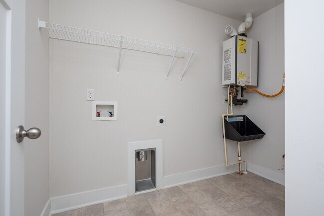 Building Photo - Modern 3BR/2.5BA Townhome with Main-Level ...