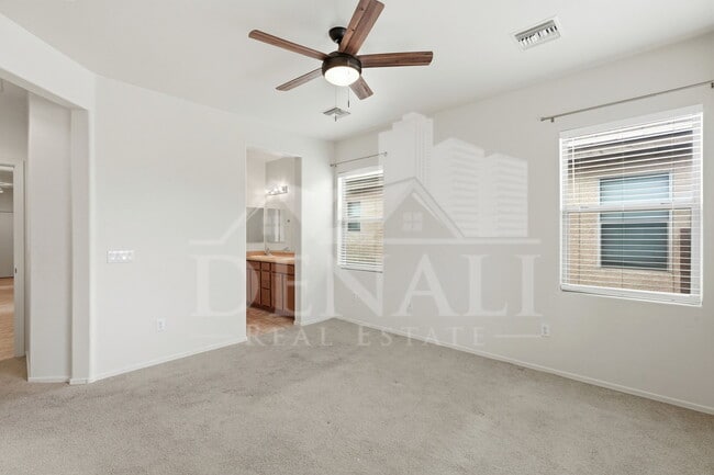Building Photo - 584 N Highlands Grove Ln