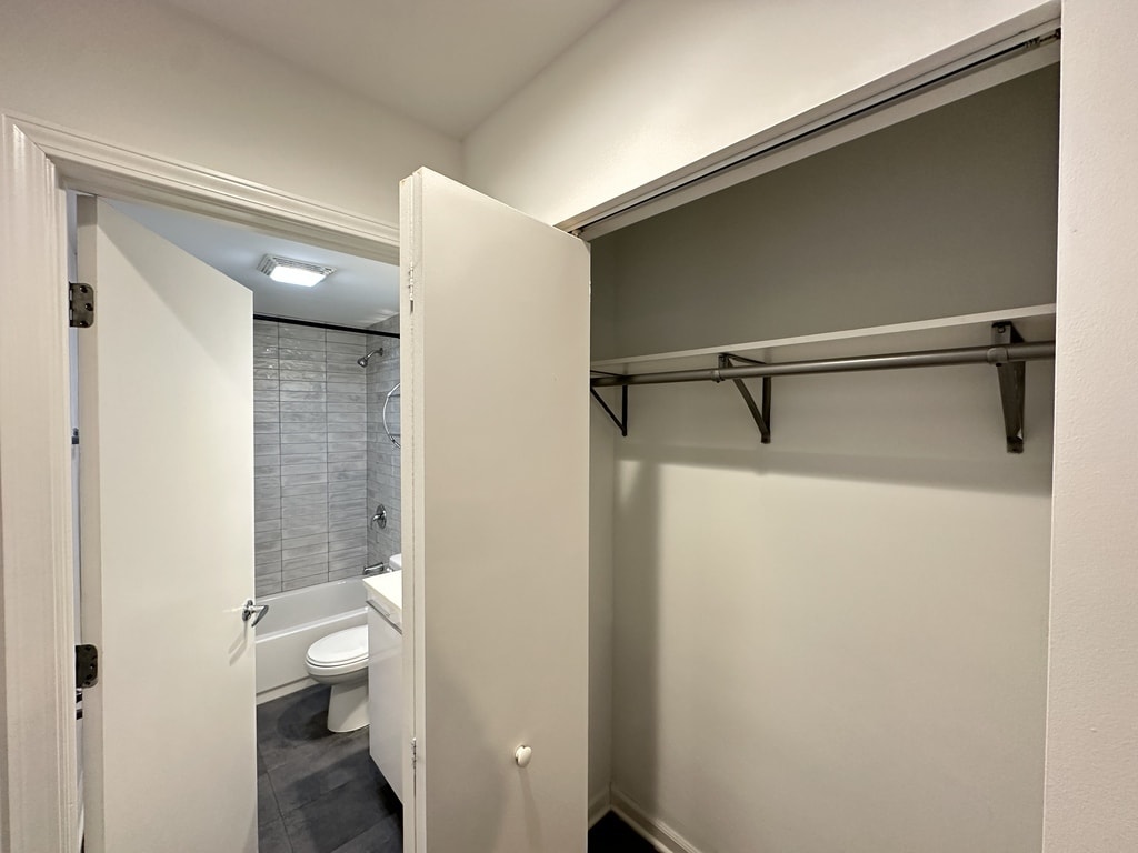 Building Photo - 940 W Winona St