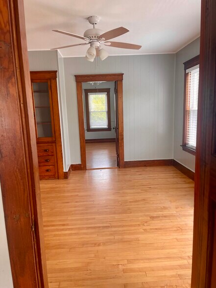 Building Photo - 348 Rollstone St