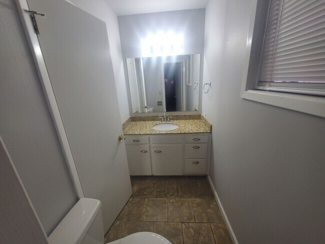 Building Photo - 1022 W Bel Air Dr