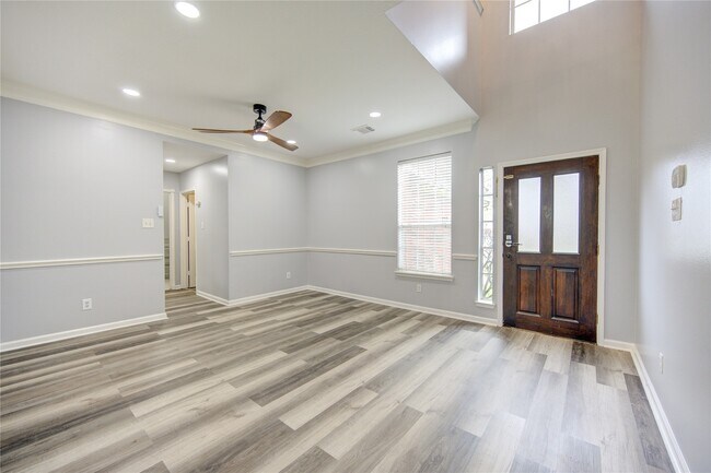 Building Photo - 9351 Royal Way