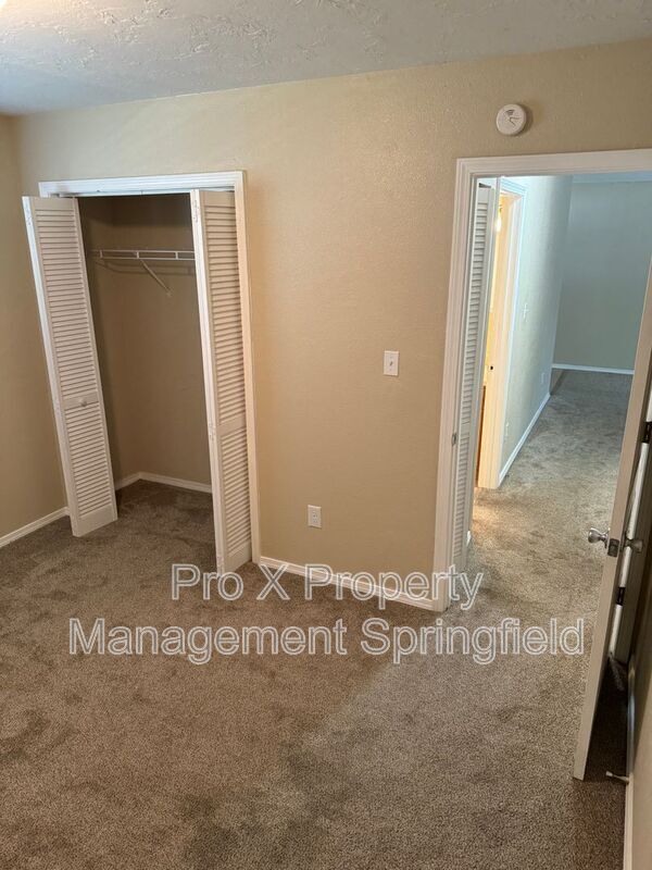 Building Photo - 1050 W Elm St