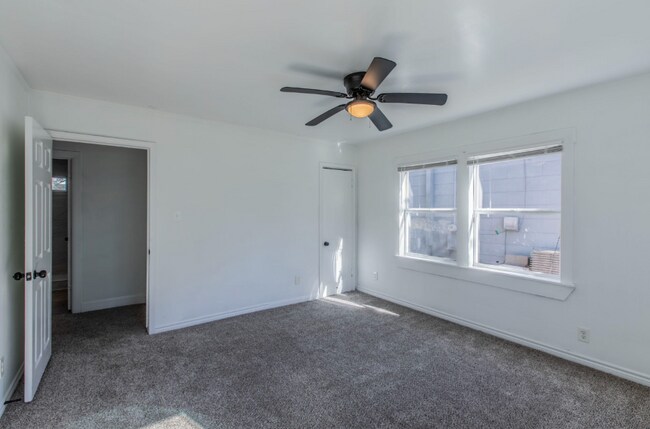 Building Photo - 301 E Dumble St