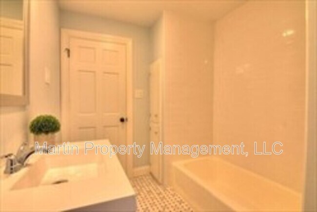 Building Photo - 14-14 Beltran St