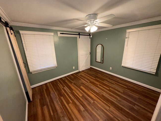 Building Photo - 901 James St