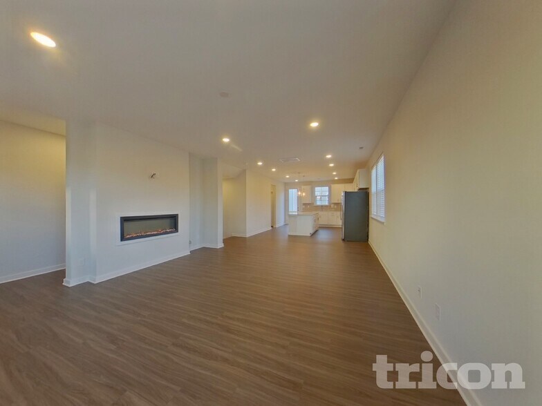 Building Photo - 13869 Hill St