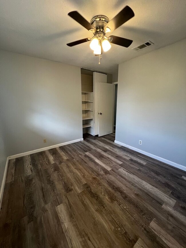 Building Photo - 3 Bedroom 1 bath Home for Lease