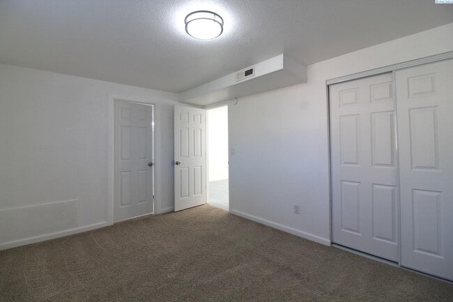 Building Photo - Updated West Kennewick 5 Bed/3 Bath House