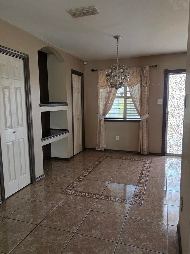 Building Photo - 312 Mescalero Dr