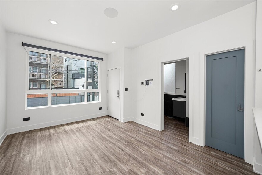 Building Photo - 2915 W Lyndale St