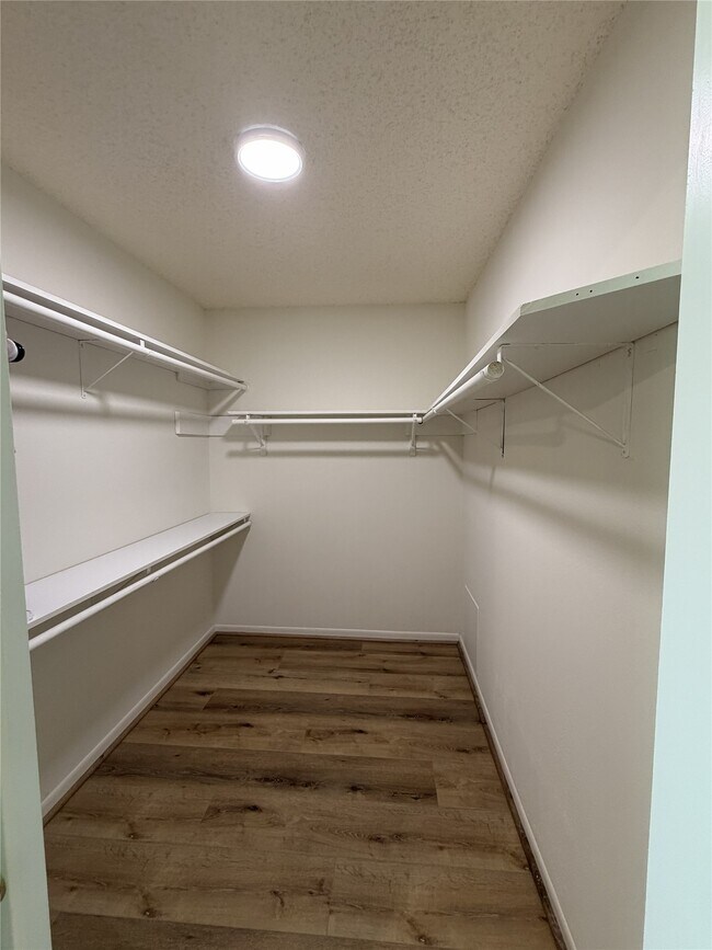 Building Photo - 2211 Brook View Ln