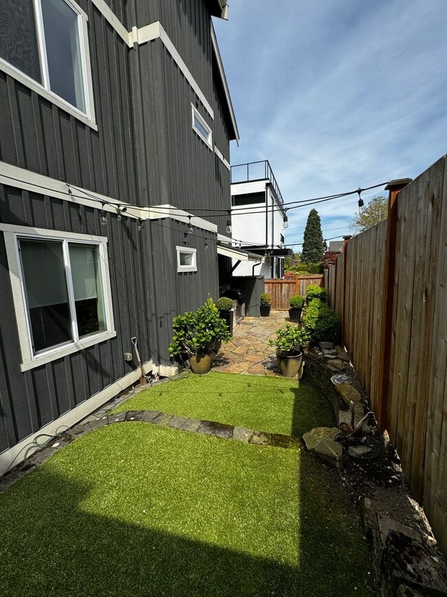 Building Photo - 4bd/4.5ba Seattle House
