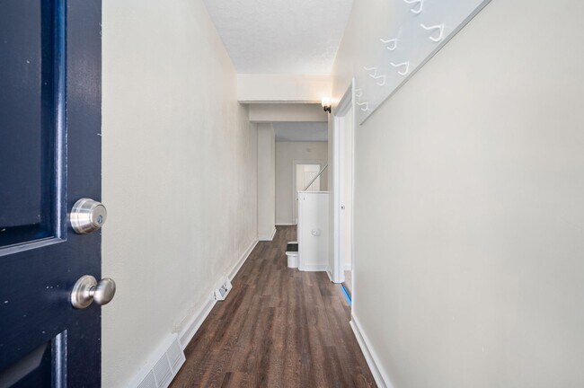 Building Photo - 3 bed 1 bath - newly updated, central air, laundry.