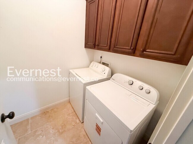 Building Photo - Comfort Meets Modern Convenience with Fireplace / 3 Beds & 2.5 Bath / Available Now