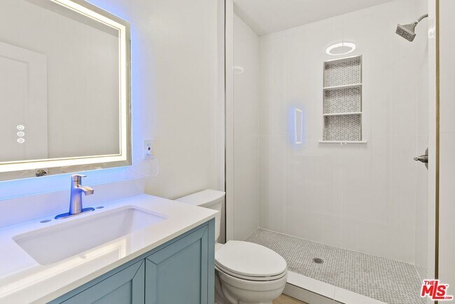 Building Photo - 820 W 98th St