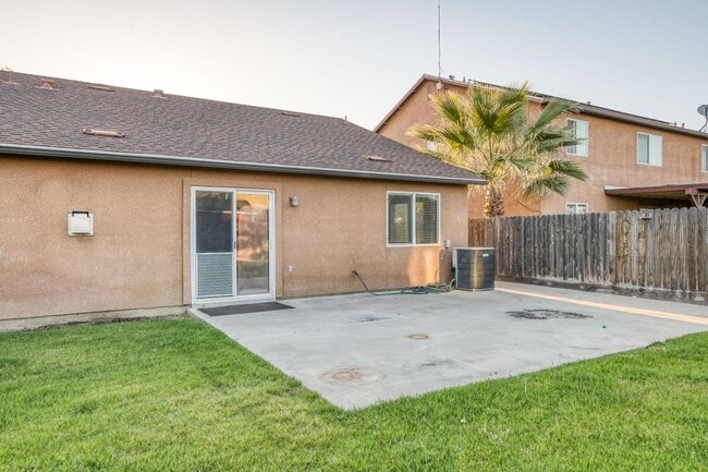 Building Photo - Clean and neat 4 bedroom, 2 bathroom single story in the Fancher Creek area 93727