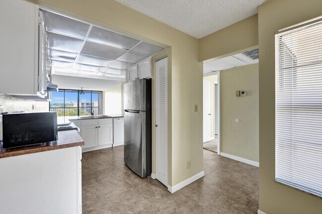 Building Photo - 12 Royal Palm Way