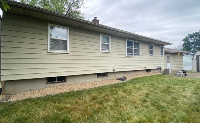 Building Photo - 3 Bed 1.5 Bath home **Available Now**