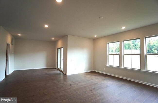 Building Photo - 612 America Dr