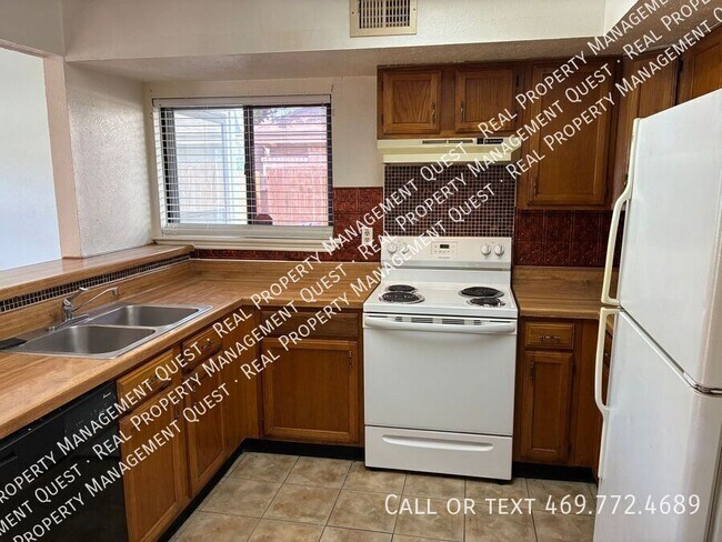 Building Photo - 2402 Sunflower Dr