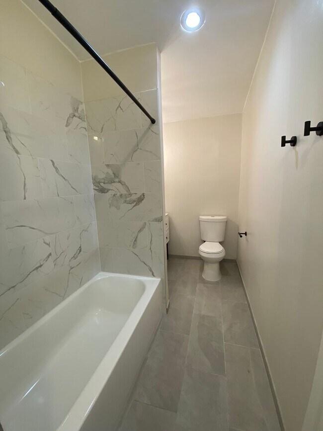 Building Photo - Renovated Beach house just a few blocks fr...
