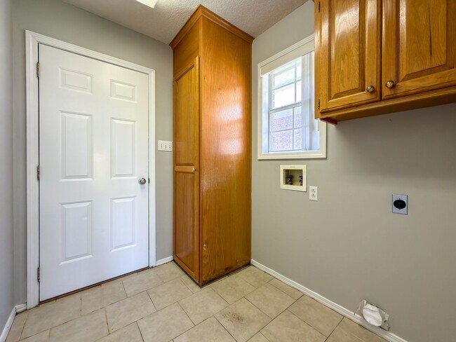 Building Photo - 6409 Fallstone Rd
