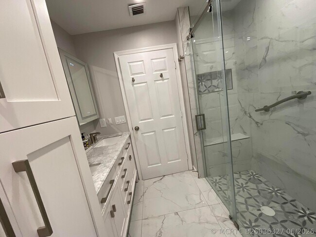 Building Photo - 5574 Royal Lake Cir