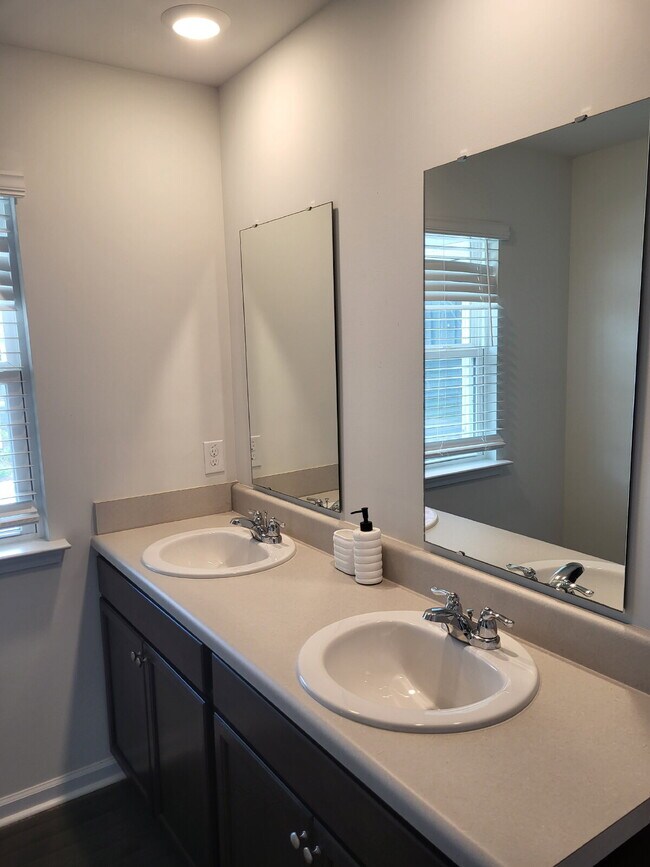 Building Photo - "Spacious Fully Furnished 4-Bedroom Townhouse in Summerville with 3 Full Baths – Your Perfect Fam...