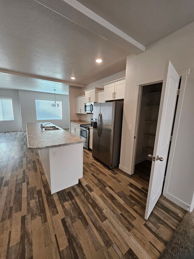 Building Photo - 4 Bedroom Town Home for Rent