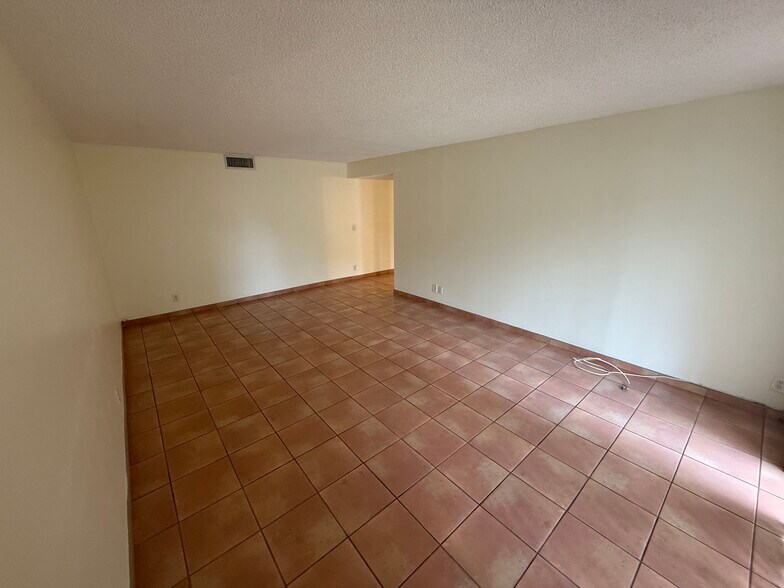 Building Photo - 6075 N Sabal Palm Blvd
