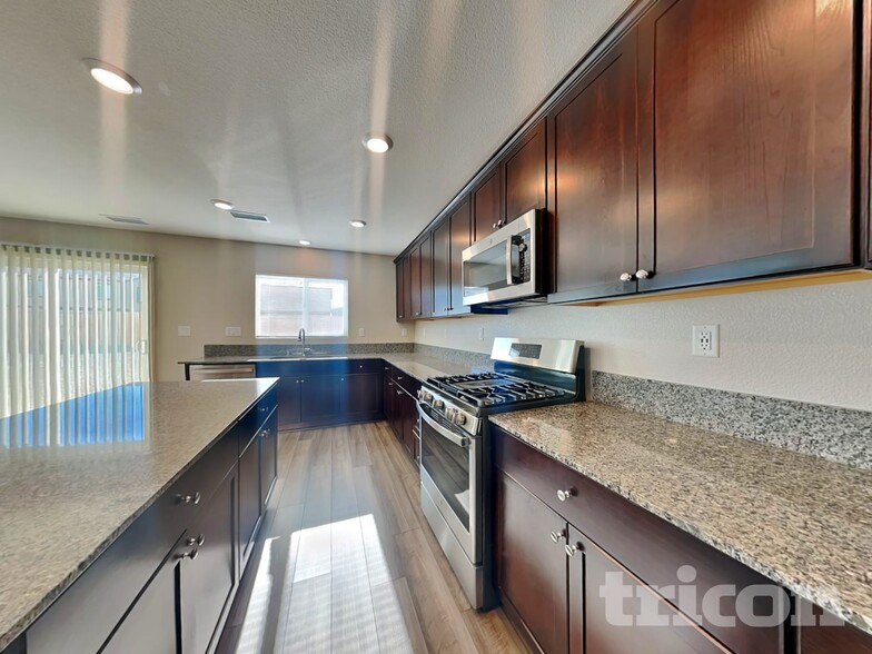 Building Photo - 8948 Elk Ravine Dr