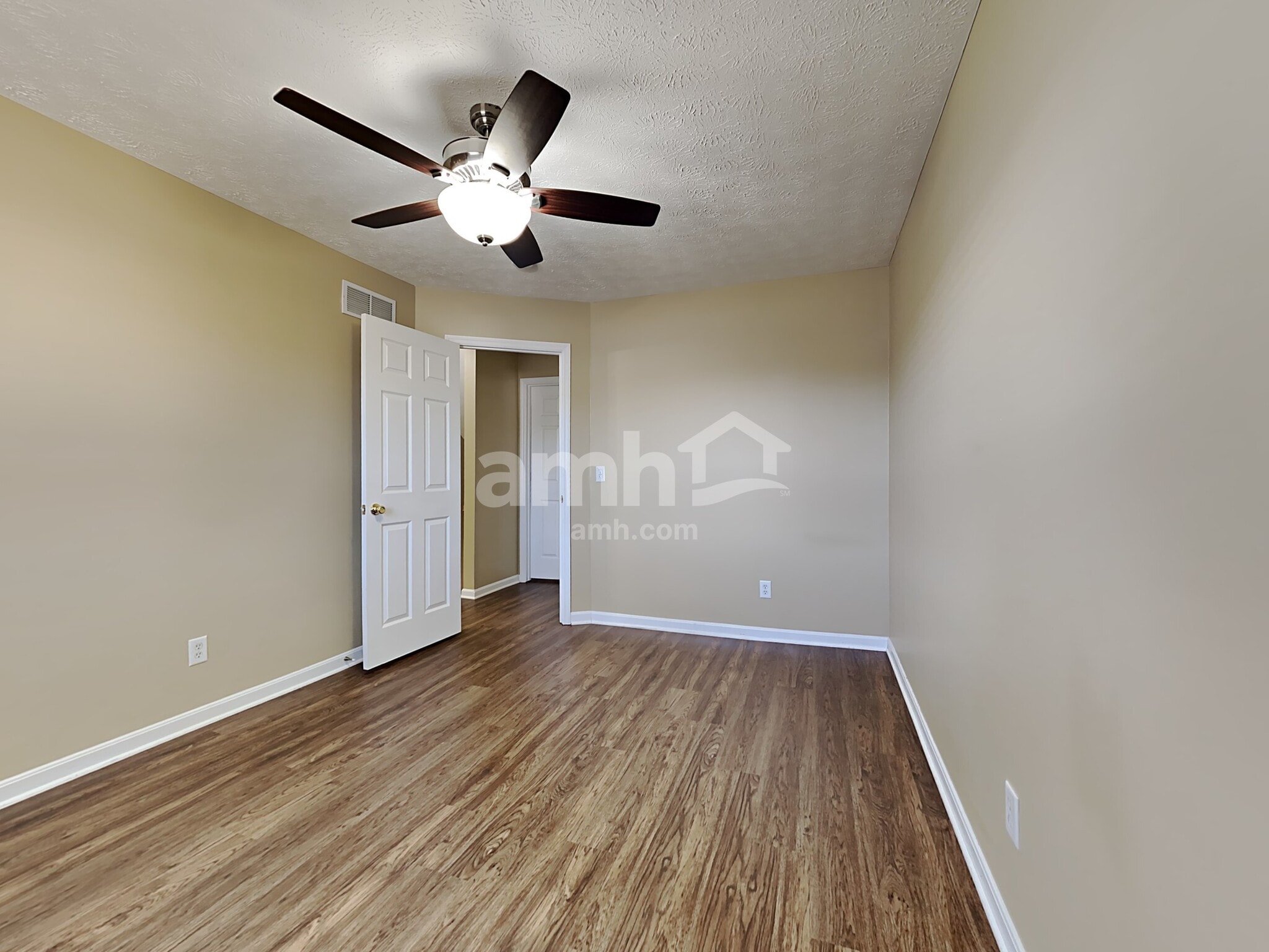 Building Photo - 2025 Apple Knoll Ln