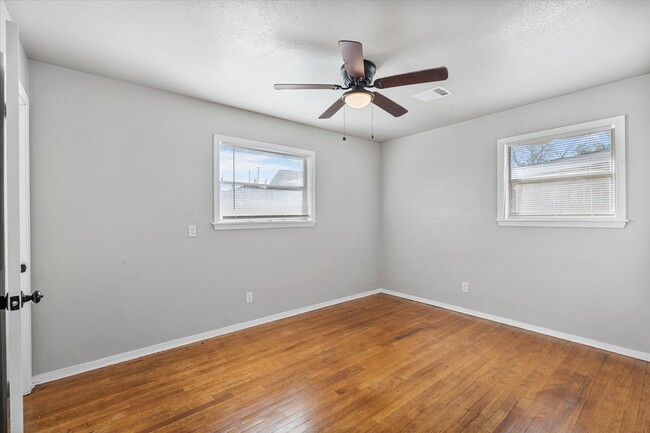 Building Photo - 833 Dutch St