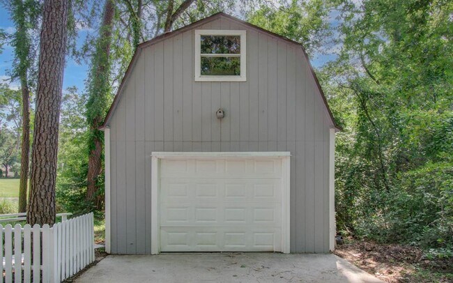 Building Photo - 808 Stone Mountain Dr