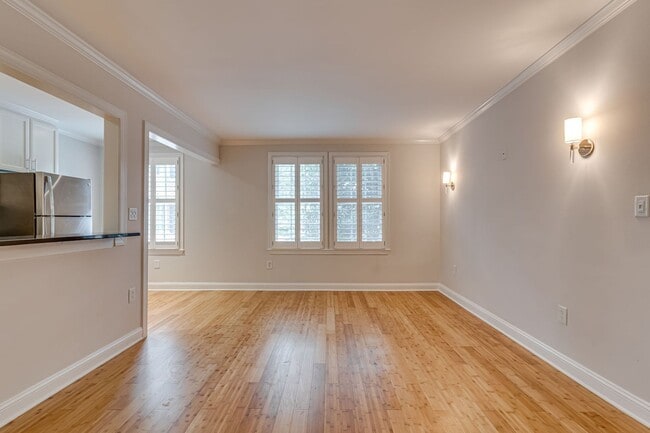 Building Photo - Comfy Condo in Old Town North Alexandria