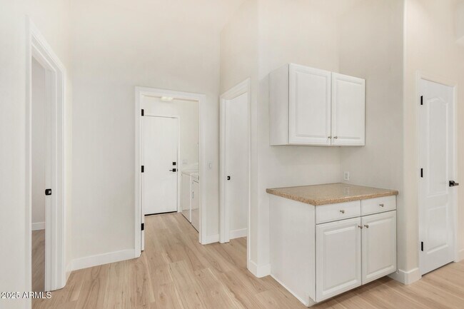 Building Photo - 925 W San Marcos Dr