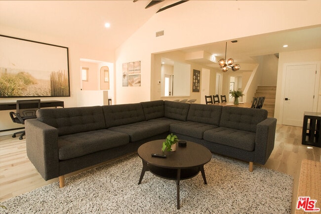 Primary Photo - 9042 Phyllis Ave