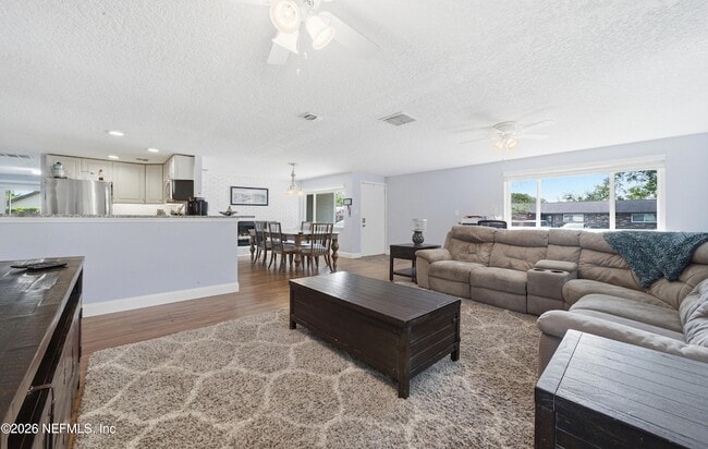 Building Photo - 972 Dostie Cir