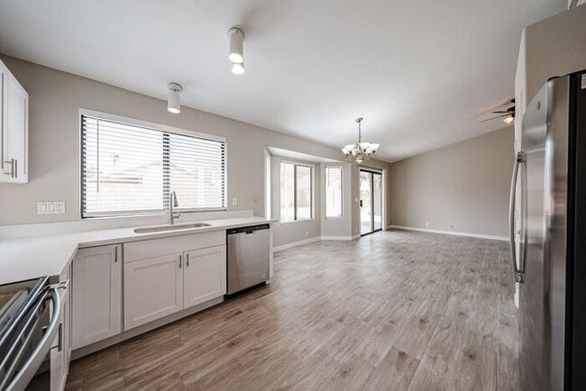 Building Photo - Welcome to this Charming 3 BEDROOM , 2 BAT...